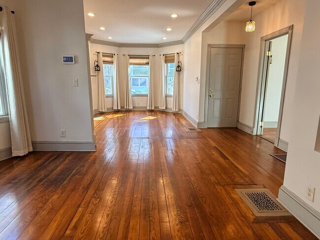 Building Photo - 96 King St