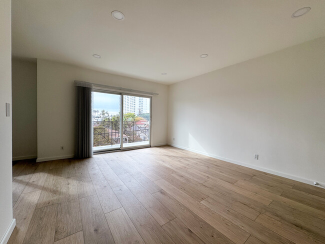 Livingroom to view of balcony - 2721 2nd St