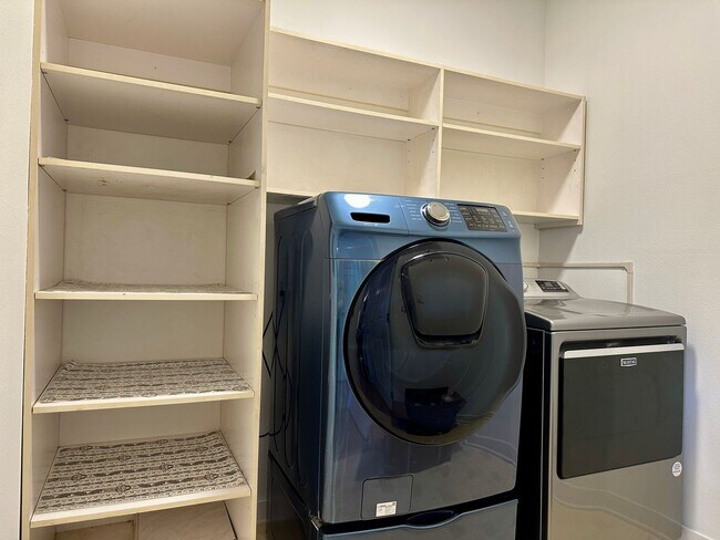 Building Photo - Beautiful 2 bed/2 Bath townhouse in Kenmore