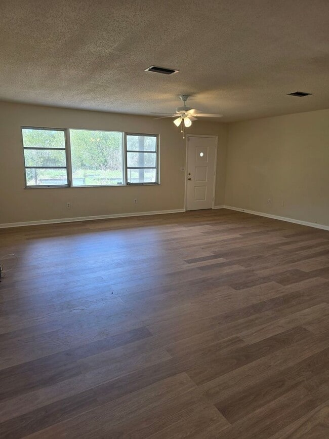 Building Photo - *Ask about move in Special* 3BR/2BA Home with 2-Car Carport & RV/Boat Parking
