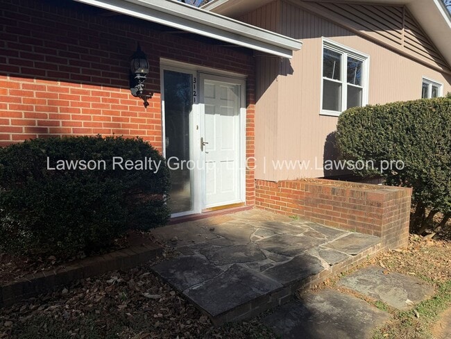 Building Photo - Beautiful Mid Century Modern Grandin Road Home