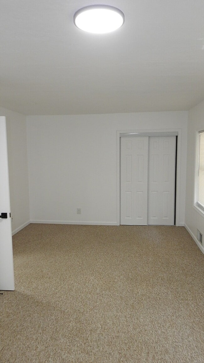 Building Photo - 4 bed 2 bath for Rent in Roeland Park, KS
