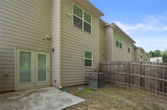Building Photo - 1815 Edgehill Dr