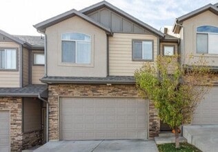 Building Photo - 3 bdrm 2 1/2 bth TownHome 2 Car Garage-Dog...