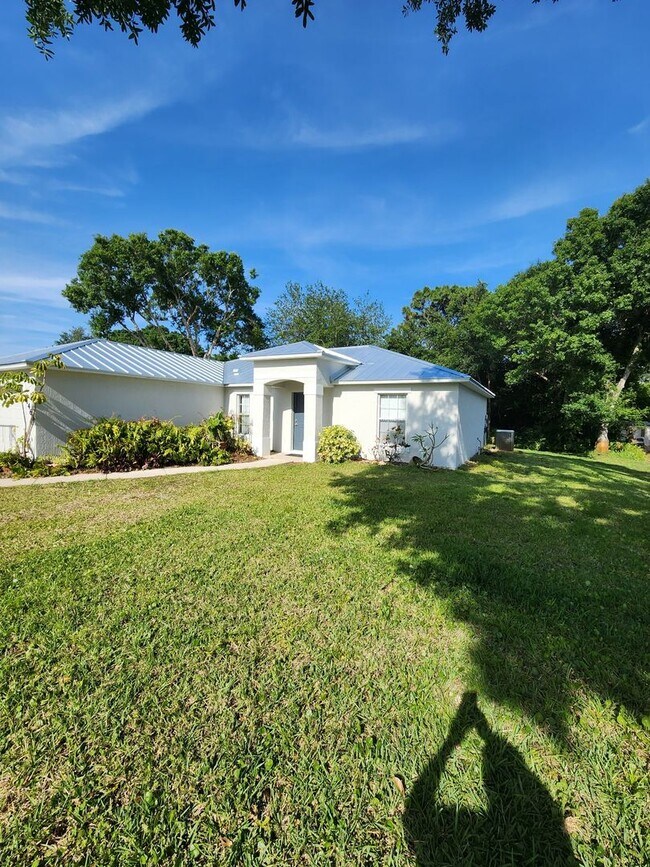 Building Photo - 3/2/2 home in quiet Sebastian Highlands