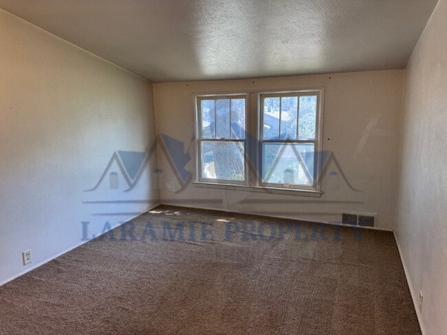 Building Photo - 2 Bed 1 Bath Near Campus
