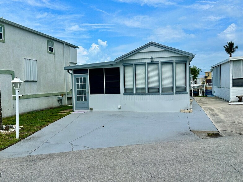 Building Photo - 10725 S Ocean Dr