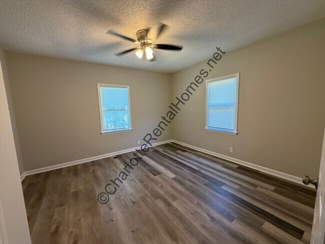 Building Photo - 509 N Pear St