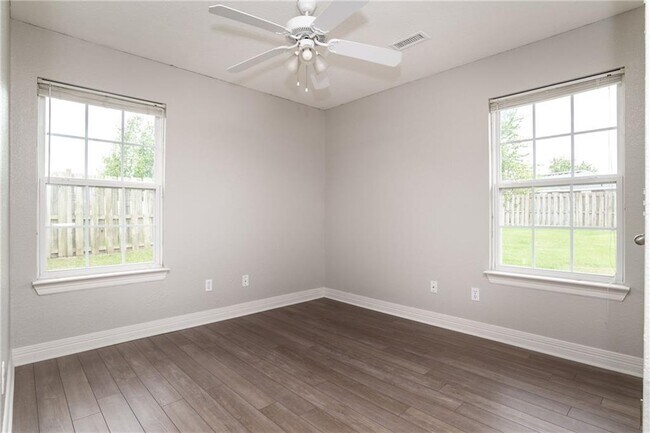 Building Photo - 611 Jack Perry Dr