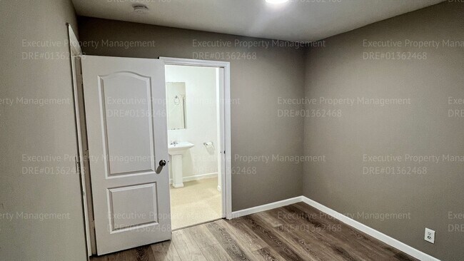 Building Photo - 730 S Haley St