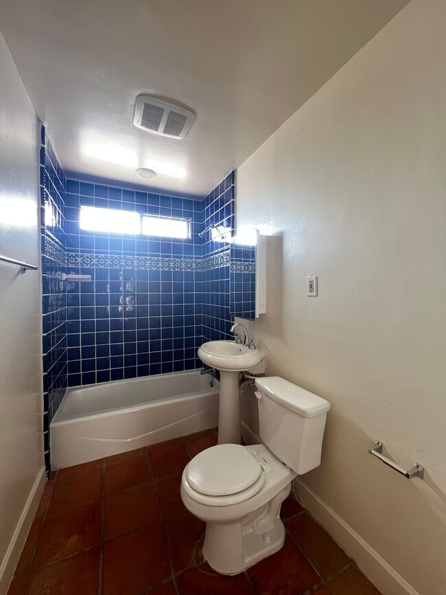 Building Photo - 3 Bedroom 1 Bathroom House with Spacious L...