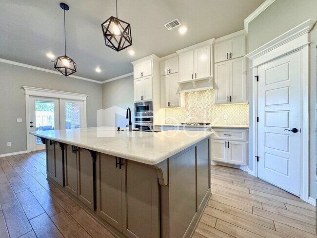 Building Photo - Spacious Craftsman Home on cul-de-sac