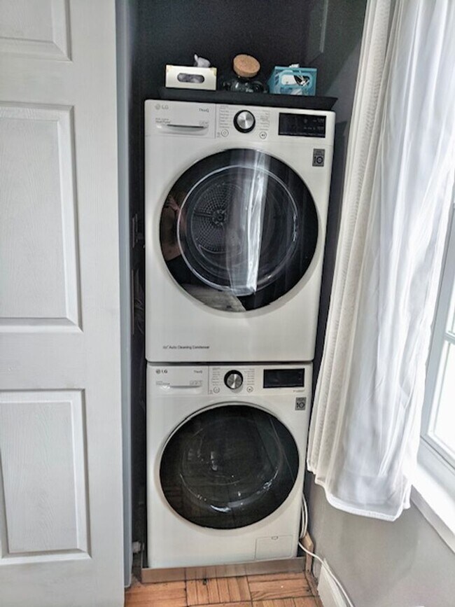 Building Photo - FIRST MONTH FREE RENT!