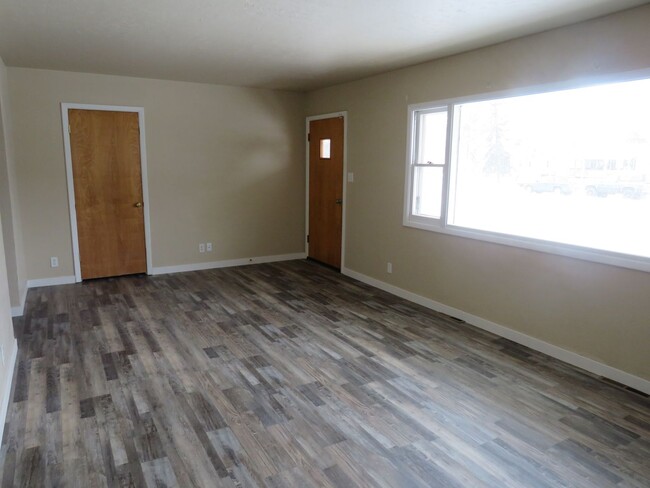 Building Photo - 3 Bedroom (1 non egress) / 1 3/4 Bath Hous...