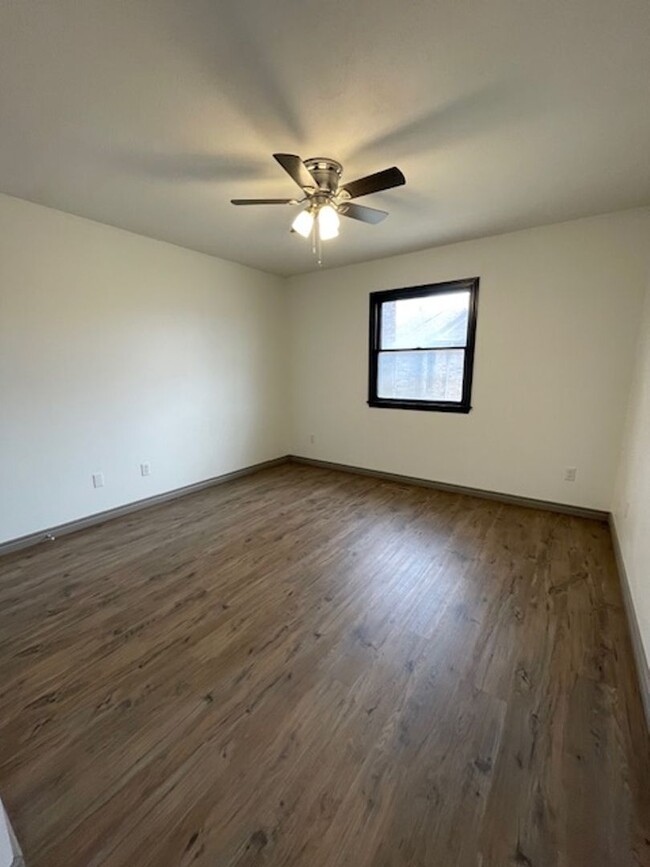 Building Photo - ALL BRICK HOME IN NIXA Located in McCroske...