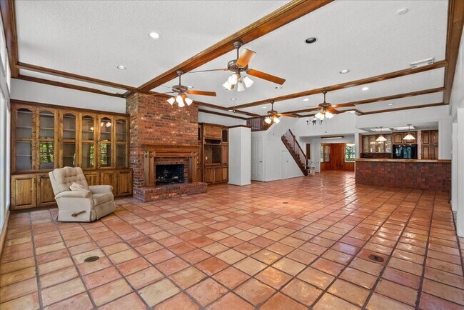 Building Photo - 3415 Bayou Dr E