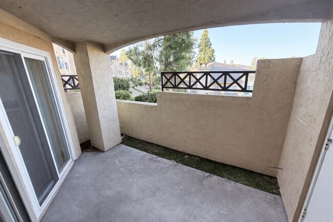 Building Photo - Eastlake Shores Downstairs Condo feat. Two Bedrooms and Two Bathrooms