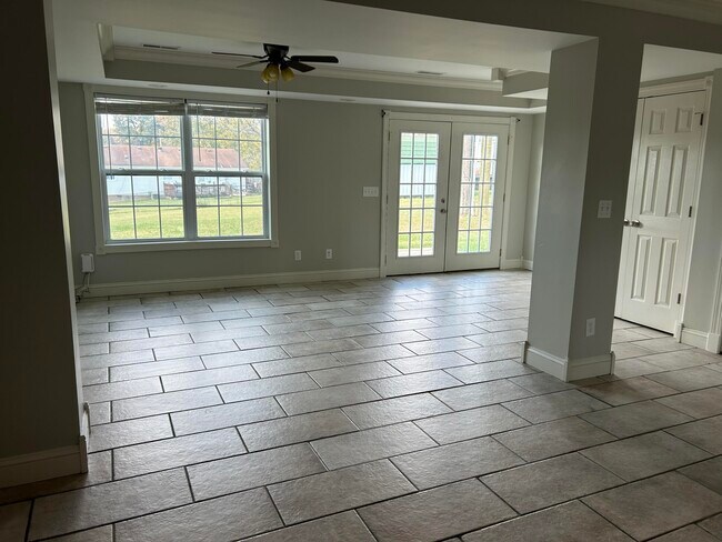 Building Photo - 213 Hurley Ln