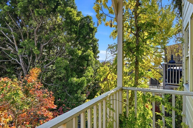 Building Photo - Light Filled Condo in Noe Valley+ Parking Included+ Laundry In unit - Please Contact for Showing ...