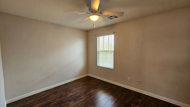 Building Photo - Spacious 3 bedroom Town home in Henderson!!!
