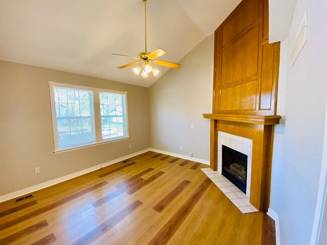 Building Photo - {1601} Spacious Duplex + Two Car Garage + Finished Basement + Fort Osage School District