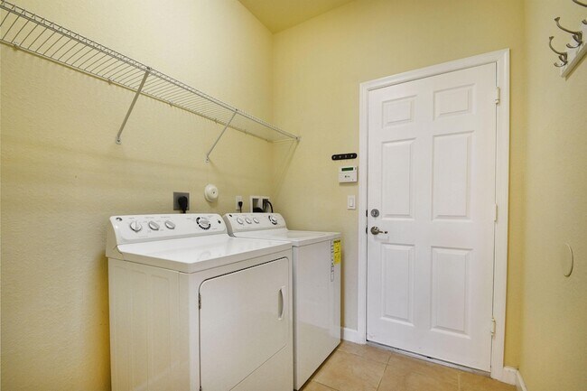 Building Photo - 10385 Wellington Parc Dr