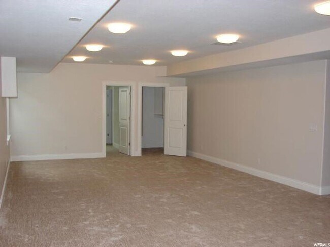 Building Photo - Upmarket Townhouse in Sought After Holladay City