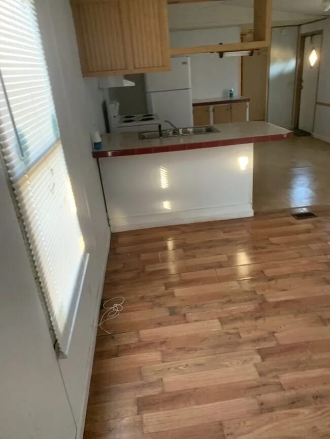 Building Photo - 3 Bedroom 2 bathroom