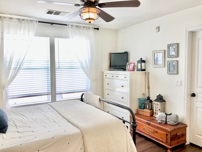 Building Photo - Beautifully Upgraded & Appointed End Condo...