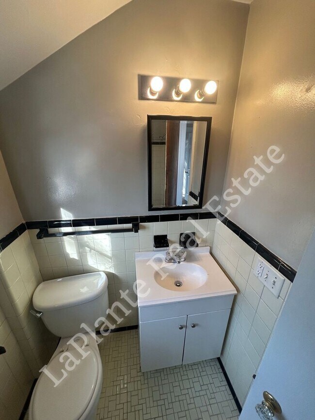 Building Photo - Well-Located 3-Bedroom Home Near Library Village