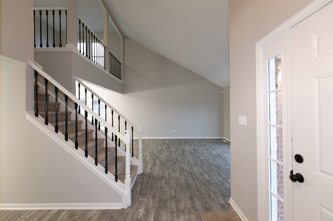 Building Photo - 3 bed 2.5 bath 2 story 2 car attached gara...