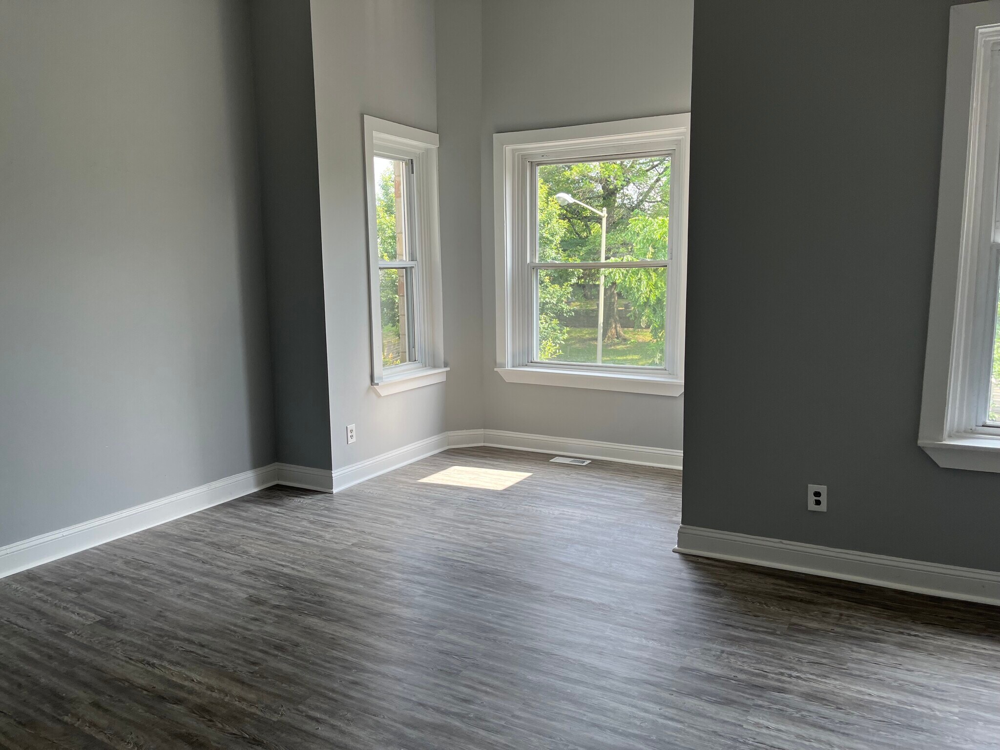 Building Photo - 1006 F St NE