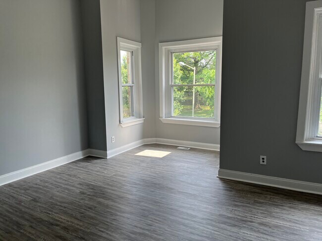 Building Photo - 1006 F St NE