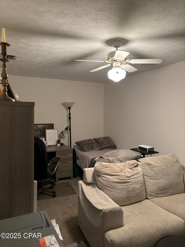 Building Photo - 2115 Country Club Dr