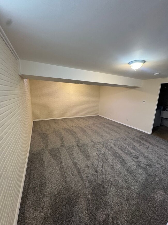 Building Photo - Modern 2 Bedroom, 2.5 Bathroom Townhome in...