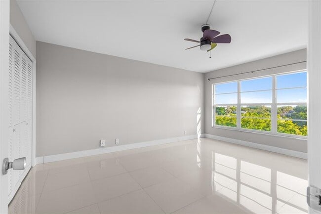 Building Photo - 3050 N Palm Aire Dr