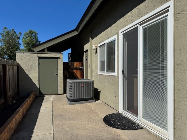 Building Photo - Beautiful bright townhome in Tierrasanta