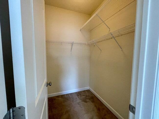 Building Photo - Stunning VB Townhome Style Condo