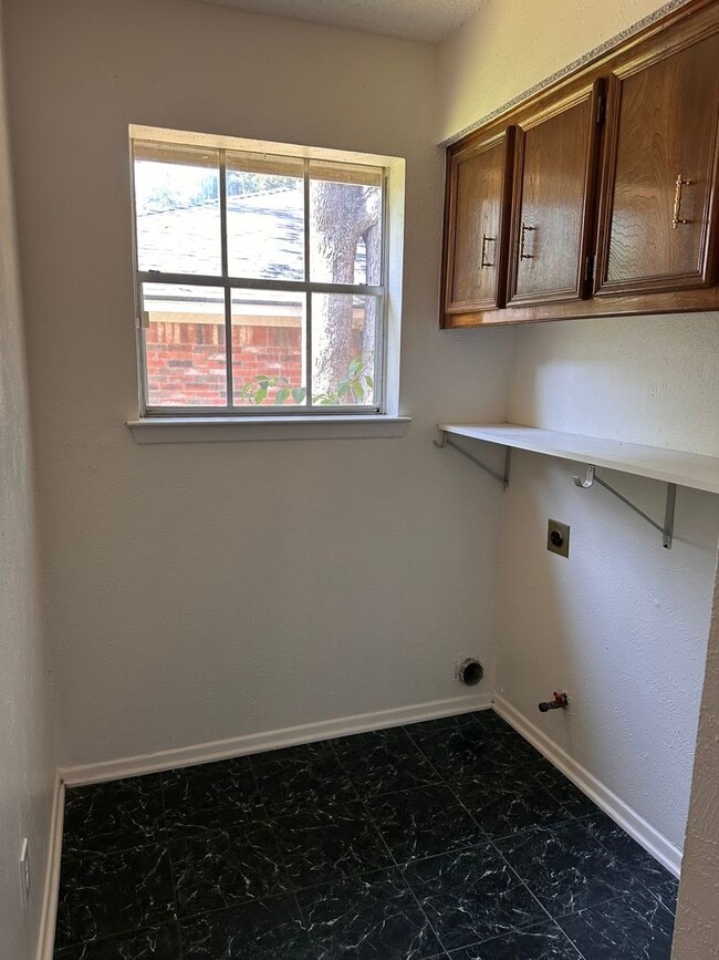 Building Photo - 3 Bedroom 2 Bath 2 Car Garage in Arlington - Excellent Location