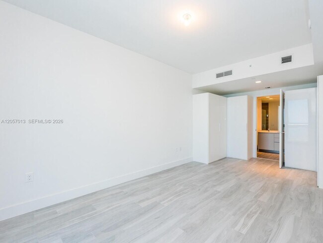 Building Photo - 1010 Brickell Ave
