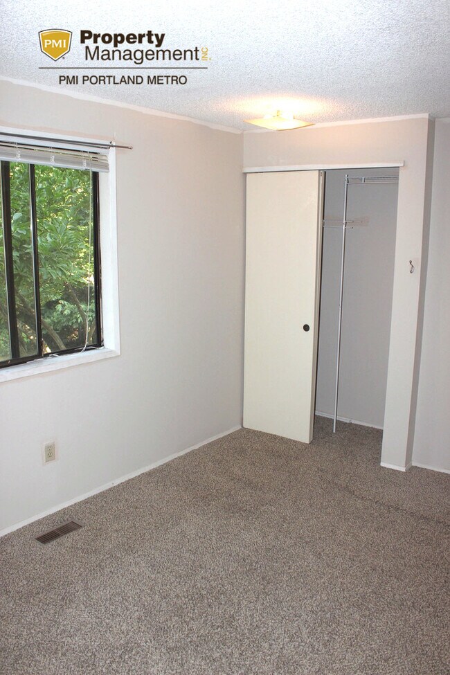 Building Photo - 702 SW 6th Ct