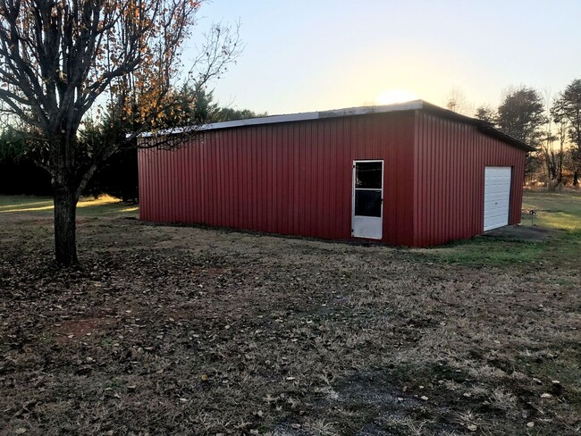 Building Photo - 2BR Home on 2 acres in Statesville