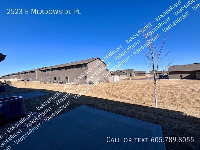 Building Photo - 2523 E Meadowside Pl
