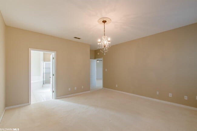 Building Photo - 117 Club Dr