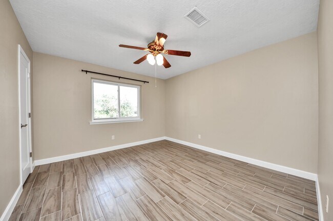 Building Photo - 1103 Pine St