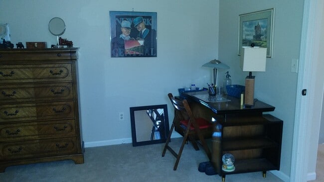 Building Photo - (2) bedroom Town-House w/ new Dining Room ...