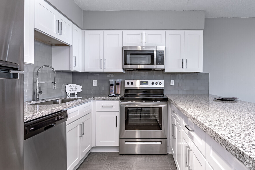 1BR, 1BA - 713SF (A2) - Kitchen - Skyline at Kessler