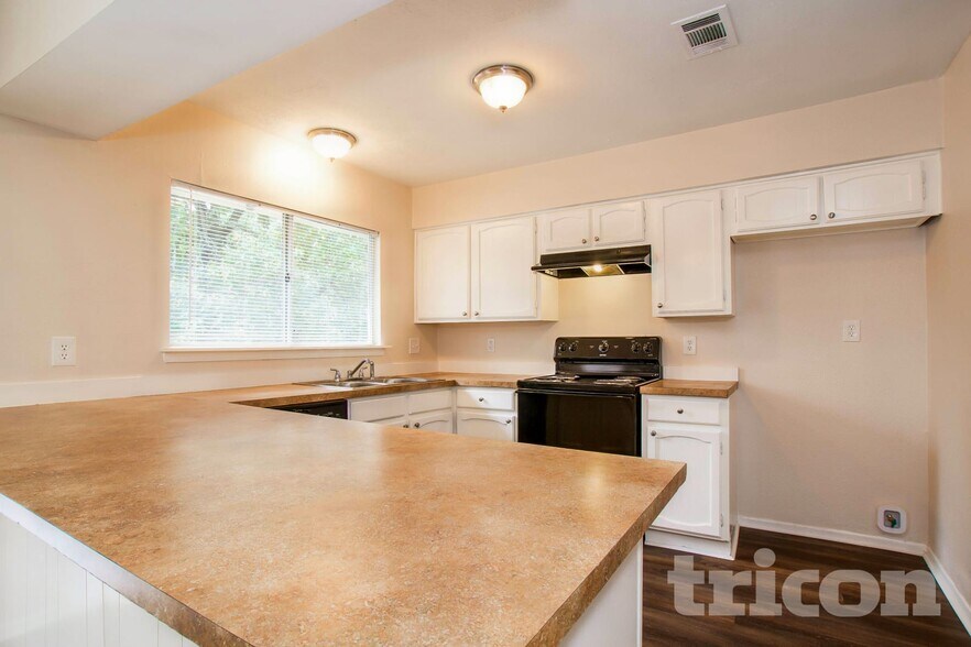 Building Photo - 8610 Pine Shores Dr