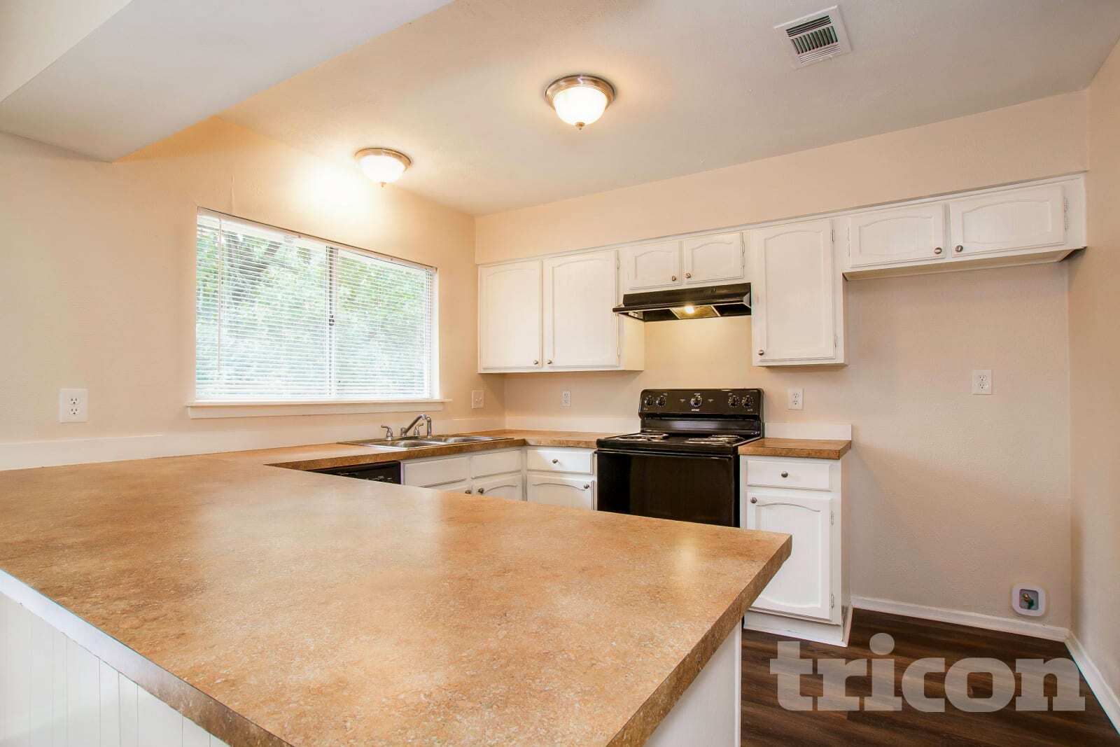 Building Photo - 8610 Pine Shores Dr