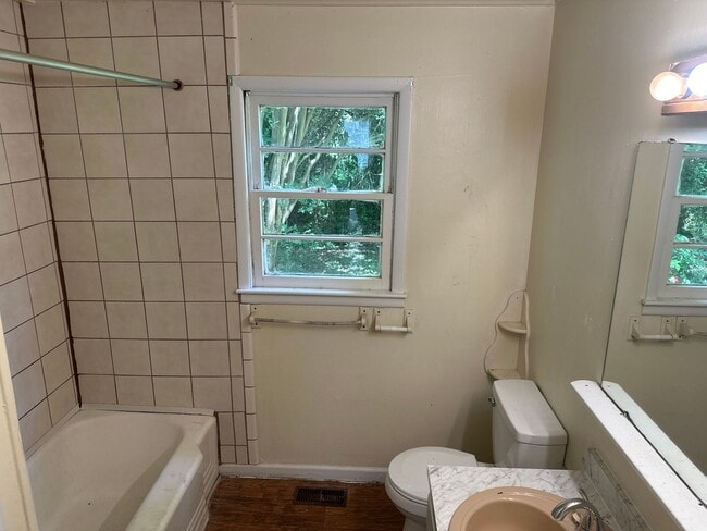 Building Photo - Charming 3 bedroom, 1 bathroom home availa...